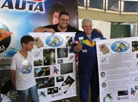 Alunos e professor Rodolfo Vera apresentaram projeto ao astronauta
