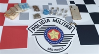 Com o morador de Votuporanga foram encontradas drogas e também um revólver (Foto: Divulgação/Polícia Militar)