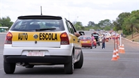 A obrigatoriedade do comprovante também se aplica aos examinadores (Foto: Autoescola Online)