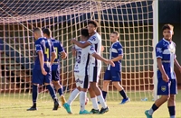 O centroavante Gabriel Moyses comemora o seu gol na vitória contra o FFC  (Foto: Rafa Bento/CAV)