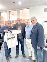 O chefe de gabinete da Câmara, Marcelino Poli, chamou o prefeito Jorge Seba para lhe ajudar a conseguir um autógrafo do ex-vice-presidente do Corinthians, Antonio Roque Citadini em sua camisa do Timão. O prefeito, que também é corintiano, não negou o pedido e ainda foi acompanhado pelo vereador Ricardo Bozo (Foto: Prefeitura de Votuporanga)