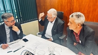 Deputado João Cury, prefeito Oclair Bento e o vereador João Rodrigues de Souza  (Foto: Prefeitura de Parisi)
