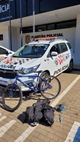O acusado foi preso dentro da casa após arrombar o portão; uma bicicleta e outros materiais sem procedência foram apreendidos (Foto: Divulgação)