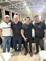 O empresário Roberto Beleza está motivado e volta com tudo entre os dirigentes do CAV. Na foto se vê, da esquerda para direita: Roberto Beleza, o prefeito Jorge Seba, o cantor Giovani e o empresário artístico Marcinho Costa  (Foto: Rafael Bento/CAV)