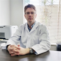 Dr. Ernesto contou que os principais sinais da dengue são: febre alta (maior que 38,5ºC) de início súbito, dores musculares, dor de cabeça, atrás dos olhos, mal-estar, náuseas, vômitos, fadiga e perda de apetite (Foto: Santa Casa de Votuporanga)