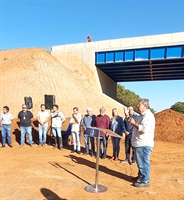 Autoridades municipais e representantes da Rumo inauguraram ontem a transposição da linha férrea na Estrada do 27 (Foto: A Cidade)