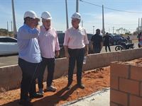 Silvio Vasconcelos esteve recentemente na cidade para vistoriar as obras do desfavelamento ao lado de Jorge Seba e Carlão Pignatari  Foto: A Cidade)