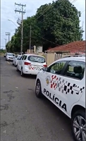 O professor foi acusado por pais de passar a mão em partes íntimas das crianças e foi conduzido pela PM à delegacia (Foto: Redes sociais/Débora Romani)