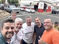 Dr. Leandro, o prefeito Jorge Seba, o deputado Carlão Pignatari, Daniel David e Ricardo Bozo, se reuniram para tomar uma gelada e comemorar o aniversário de Marcelino Poli, ao fundo na foto (Foto: Redes sociais)