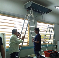 O prefeito, vereadores e lideranças vistoriaram ontem a força-tarefa de manutenção dos aparelhos de ar-condicionado nas escolas (Foto: A Cidade)