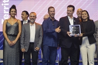 Votuporanga foi representada no evento pela secretária de Cultura, Janaina Silva; Gilberto Kassab fez a entrega do prêmio (Foto: Sebrae)
