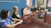 O prefeito Jorge Seba, ao lado o presidente da Câmara, Daniel David, assinou ontem o decreto de epidemia de Dengue na cidade (Foto: Prefeitura de Votuporanga)