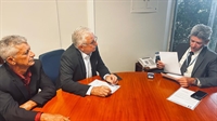 O prefeito e o presidente da Câmara estiveram no gabinete da senadora Mara Gabrilli  (Foto: Prefeitura de Parisi)