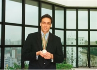 Pampa exibindo sua medalha olímpica, em julho de 1999 (Foto:Gliberto Lima/Estadão Conteúdo)