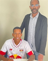 Vinícius Lago e Marcos Tito no ato de assinatura do contrato do jovem com o Bragantino (Foto: Arquivo Pessoal/Marcos Tito)