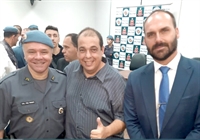 O pré-candidato a prefeito, Dalbert Mega, participou da concorrida recepção ao Eduardo Bolsonaro e posou para foto ao lado do deputado e do pré-candidato a prefeito de Rio Preto, Coronel Fábio (Foto: Redes sociais )