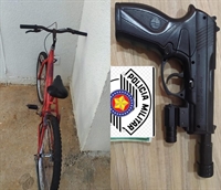 A Polícia Militar prendeu o criminoso em flagrante e com ele apreendeu a pistola que utilizou e a bicicleta que roubou (Foto: Divulgação)
