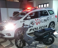 A Polícia Militar recuperou a moto furtada em Votuporanga e prendeu o suspeito em flagrante pelo crime de furto (Foto: Divulgação)