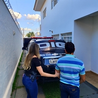 O homem foi conduzido até a sede da DIG, onde foi dado o cumprimento oficial aos mandados de prisão (Foto: Divulgação)