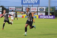 O zagueiro Felipe comemora o seu gol na vitória do CAV em cima do Lemense  (Foto: Rafa Bento/CAV)