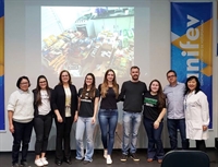 Alunos de Medicina da Unifev doam peças de roupas e alimentos para entidades de Votuporanga