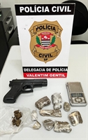 Durante a busca, os agentes encontraram diversas porções de maconha no interior do imóvel (Foto: Divulgação)