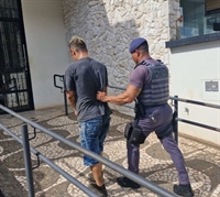 O acusado foi encontrado pelos militares andando tranquilamente pelas ruas do bairro São João e foi levado para a cadeia (Foto: Divulgação)