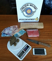 A polícia apreendeu com eles tijolos de maconha e uma motoneta furtada, além de dinheiro e apetrechos para embalar drogas (Foto: Divulgação/Polícia Militar)  