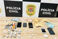  Os policiais localizaram porções de drogas prontas para comercialização, além de materiais utilizados no embalo e na distribuição (Foto: Divulgação)