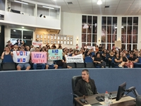 Mesmo em meio a protestos acalorados, com direito a cartazes e cabides, vereadores votaram a favor dos cargos e nova secretaria (Foto: A Cidade)