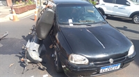 Com o impacto a moto da vítima ficou completamente destruída e o motociclistas sofreu fraturas expostas (Foto: A Cidade)
