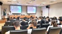 Secretaria de Desenvolvimento, por meio do economista Juny Figueiredo, está levando a educação financeira para as escolas de Votuporanga  (Foto: Prefeitura de Votuporanga)