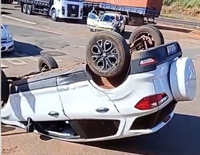 Mulher capota o carro após acidente em Votuporanga