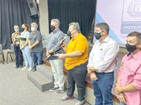 No sábado o presidente da Alesp, Carlão Pignatari, o diretor da CDHU Osvaldo Carvalho, o prefeito Jorge Seba e representantes de cidades vizinhas realizaram a entrega de escrituras de casas da CDHU  (Foto: Assessoria)