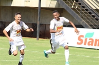 Garotos do time sub-17 da Votuporanguense comemoram o gol da vitória contra o Jacaré (Foto: Rafael Nascimento/CAP)