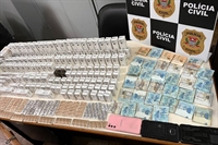 No local, foram encontradas 180 caixas de anabolizantes, que teriam sido trazidas do Paraguai (Foto: Polícia Civil)