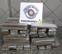 Polícia apreendeu tijolos de maconha em rodovia de Penápolis (SP) (Foto: Polícia Militar/Divulgação)