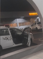 Criminosos chegaram a invadir a agência, mas desistiram quando o alarme disparou e perceberam a aproximação dos policiais (Foto: Reprodução)