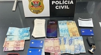 Os suspeitos foram flagrados dentro de uma agência bancária com diversos cartões bancários de terceiros (Foto: Divulgação)