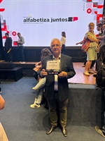 O prefeito de Parisi, Oclair Bento, foi a São Paulo buscar o prêmio de município ‘campeão de alfabetização’ no Estado (Foto: Prefeitura de Parisi)