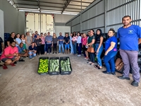 Autoridades municipais e representantes das entidades assistenciais acompanharam a entrega de três toneladas de alimentos (Foto: Prefeitura de Votuporanga)