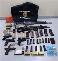 A ação aconteceu na quinta-feira (22), dois fuzis e seis armas de fogo ilegais foram apreendidos (Foto: Divulgação/Polícia Civil)