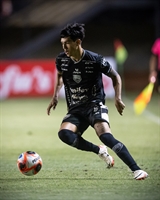 Hugo é destro e tem como característica forte o drible pelos lados do campo  (Foto: Reprodução/Instagram Hugo Costa)