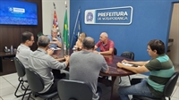 Em reunião, Jorge Seba, secretários, o vereador Valdecir Lio e o presidente da ACV, Glauco Ventura, acertaram o cronograma  (Foto: Prefeitura de Votuporanga)