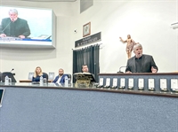 Jorge Seba acompanhou a entrega das medalhas de Policial Padrão e depois foi para o anúncio do show de aniversário do Assary. Tem que ter fôlego para ser prefeito de Votuporanga  (Foto: Assessoria)