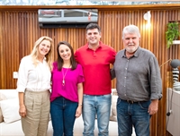 O prefeito Jorge Seba e a primeira-dama e presidente do Podemos de Votuporanga, Rose Seba, se reuniram com a deputada federal Renata Abreu, e com o presidente estadual da sigla, Gabriel Melo, em busca de recursos  (Foto: Assessoria)