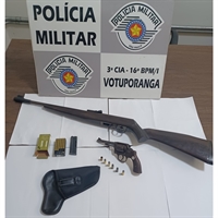 Com o homem foi encontrada uma arma calibre .32 e uma espingarda rifle calibre .22 (Foto: Polícia Militar) ???????