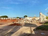 Grupo Muffato já trabalha na demolição das antigas instalações da Indústria de Móveis Cosmo para construção do Max Atacadista (Foto: A Cidade)