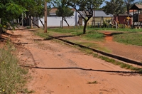 Rua Antônio Delalibera e a estrada de terra que liga a Jabuticabeiras ao bairro Pró-Povo (Foto: A Cidade)