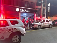 Além de prender os assaltantes, a polícia apreendeu munições, uma bicicleta e uma motocicleta utilizada nos roubos (Foto: Divulgação) 